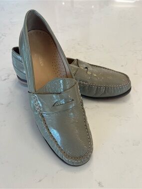 ✨ GENTLY USED ✨ Women’s Cole Haan Crinkle Patent Leather Penny Loafers Size 9